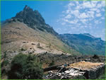Felsen von Giouda (1.386 m) und die Masse von Profitis Ilias im Hintergrund (1.399 m)